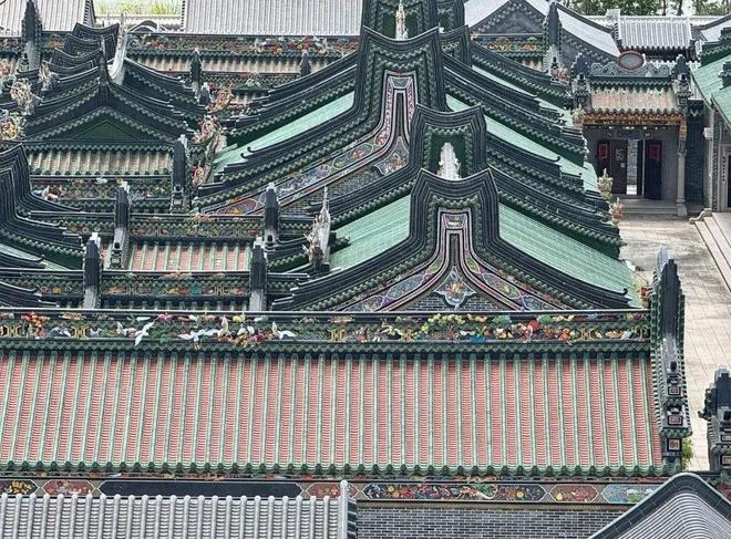 竞博官方网站一夜之间10亿豪宅化为废墟背先人脉被扒官媒怒评：不冤枉！(图1)
