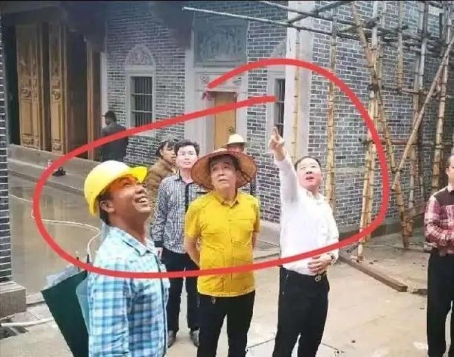 竞博官方网站一夜之间10亿豪宅化为废墟背先人脉被扒官媒怒评：不冤枉！(图2)
